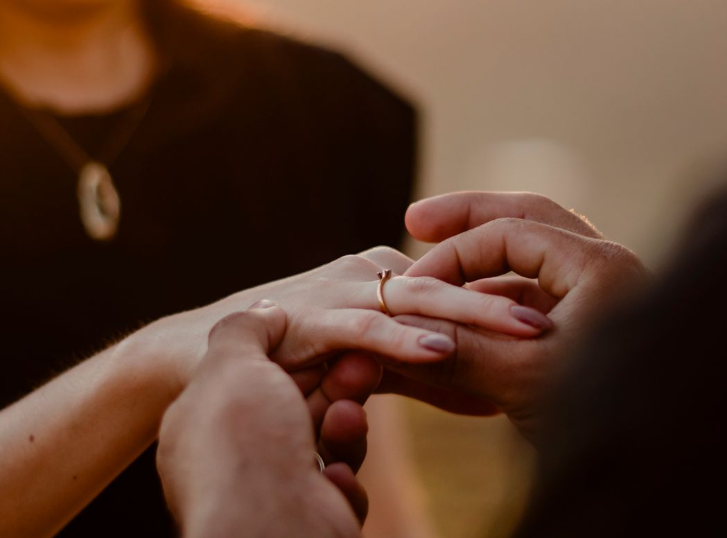 Online dating: starting a conversation on a niche platform