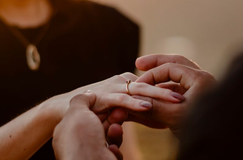 Online dating: starting a conversation on a niche platform