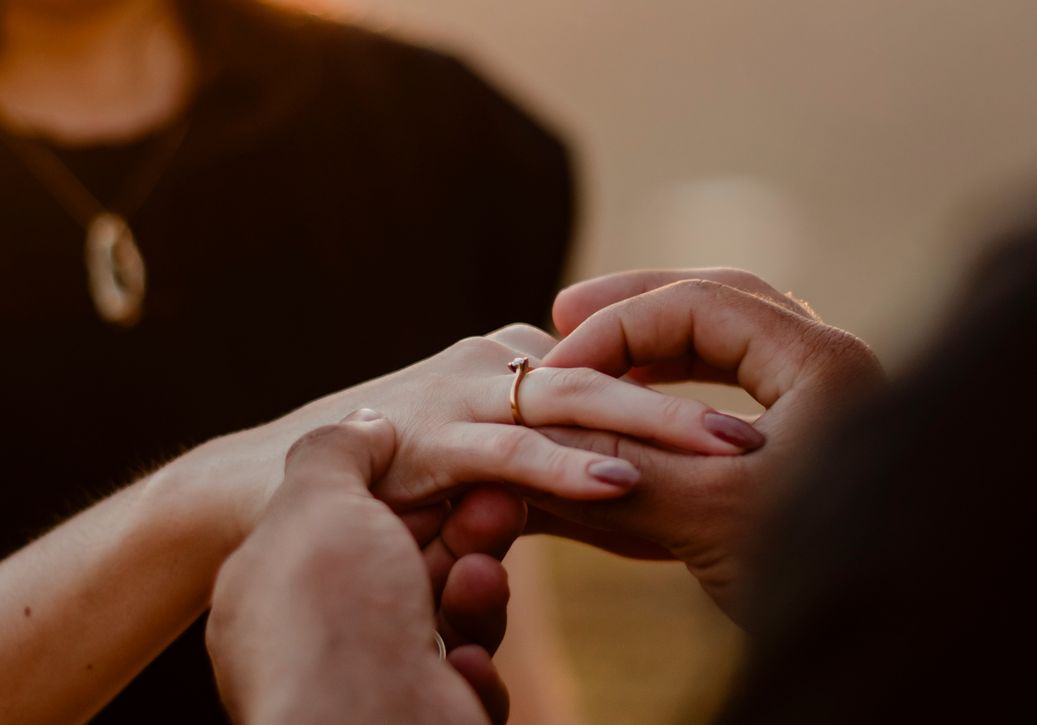 Online dating: starting a conversation on a niche platform