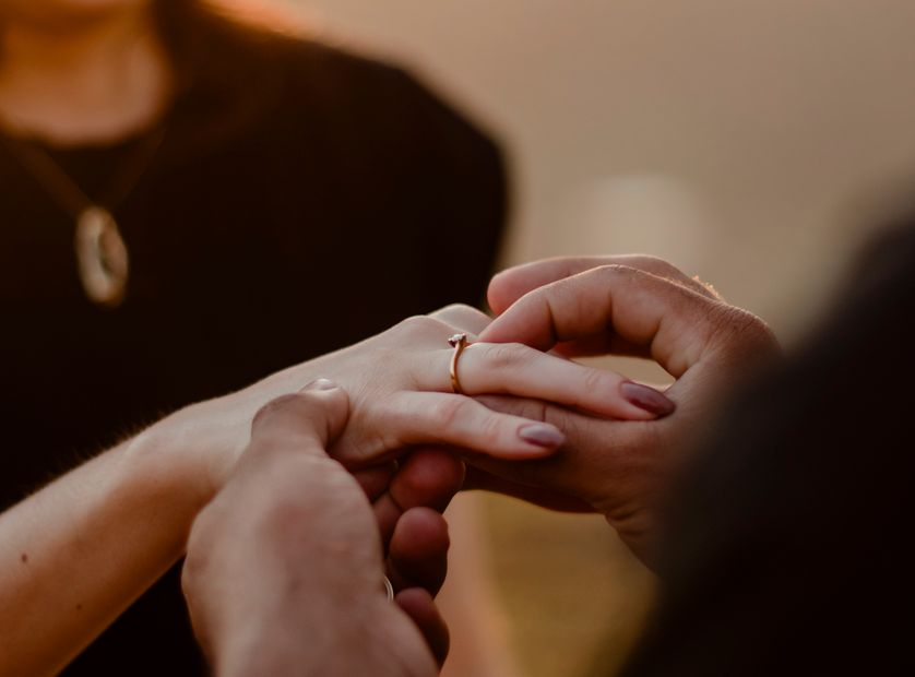 Online dating: starting a conversation on a niche platform