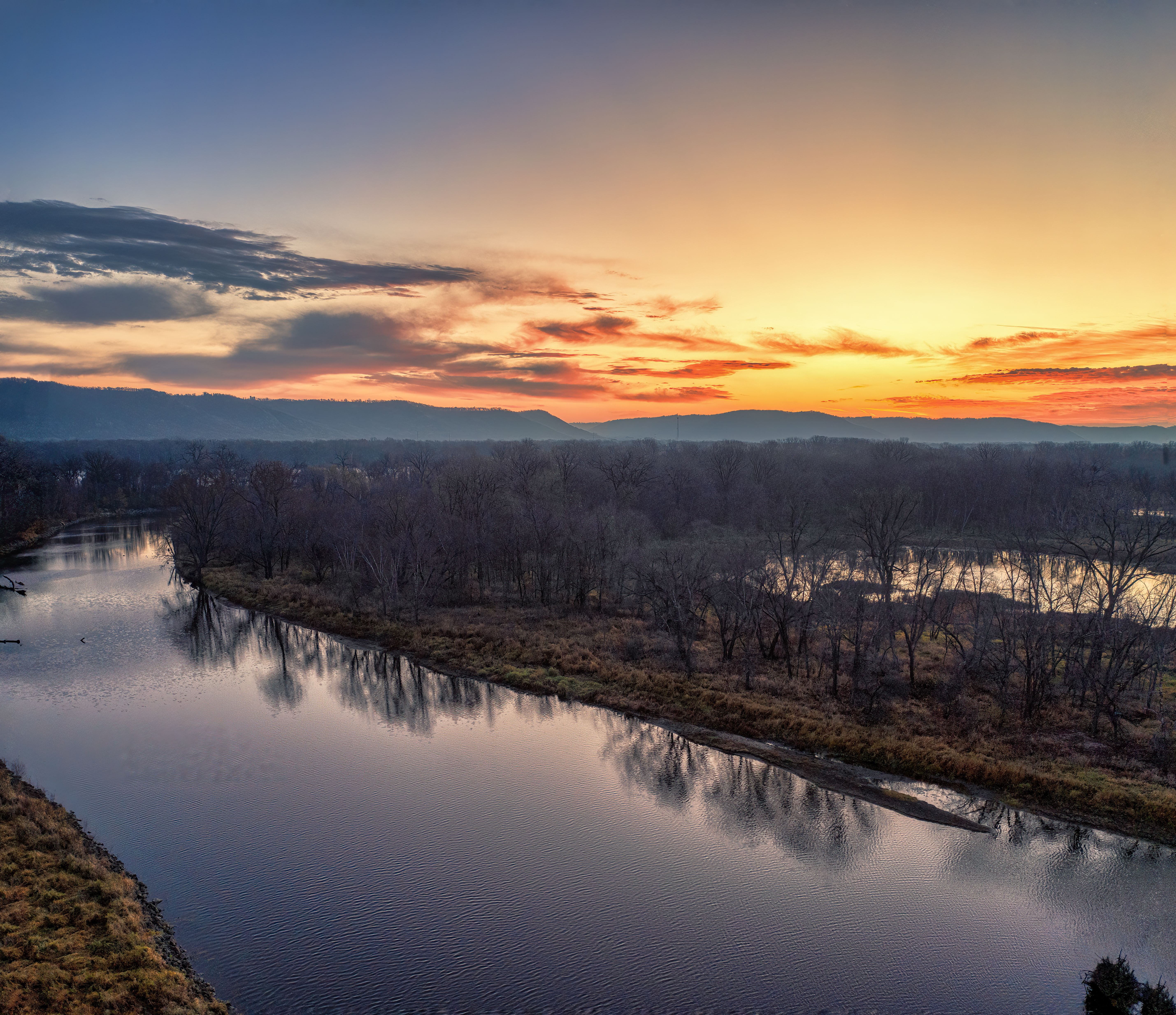Scenic Sunset Over Mississippi River Landscape · Free Stock Photo