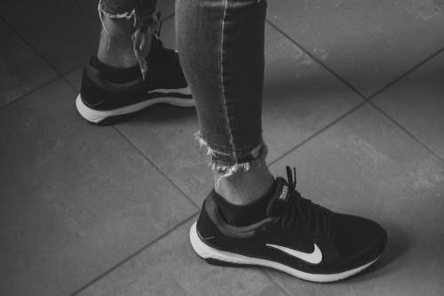 Persoon In Zwarte Nike Hardloopschoenen