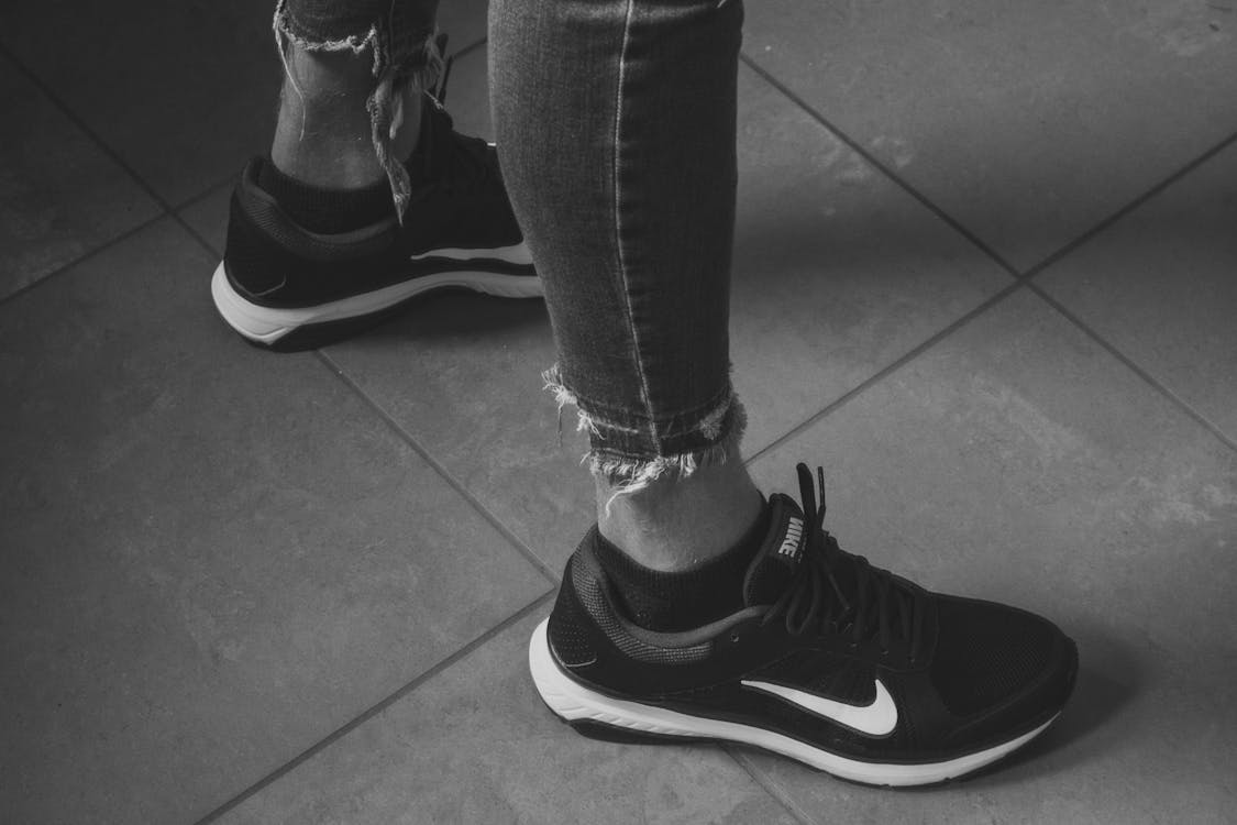무료 검은 색 Nike 운동화를 입은 사람 스톡 사진