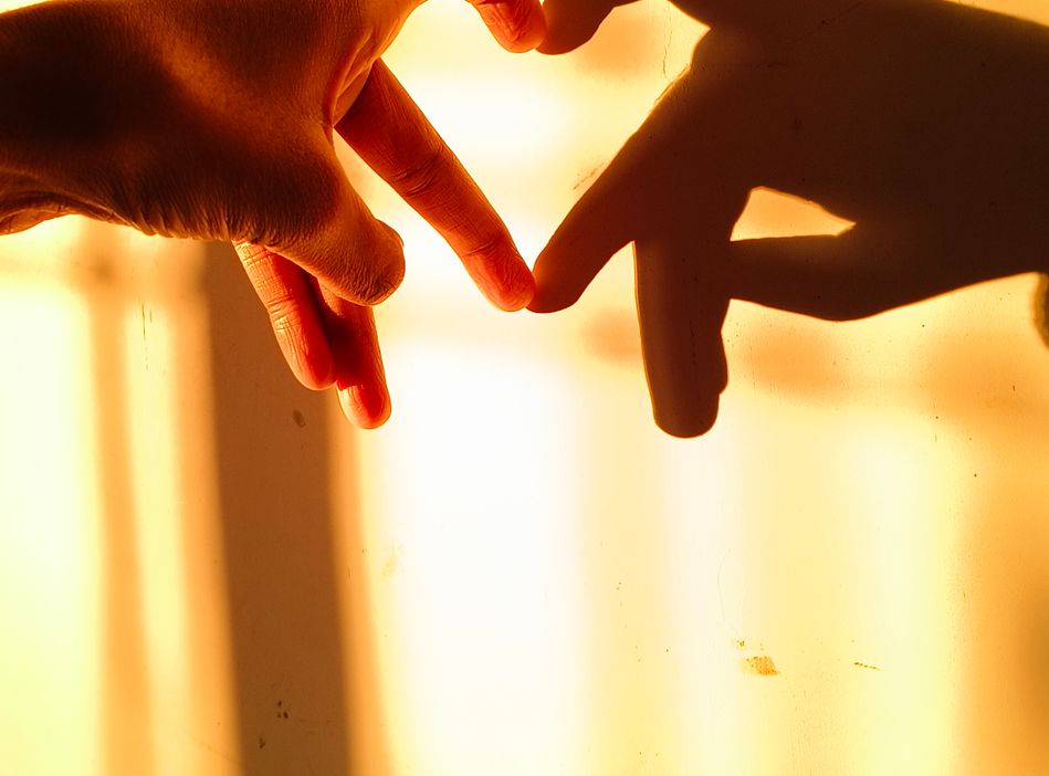 Online dating: starting a conversation on a niche platform