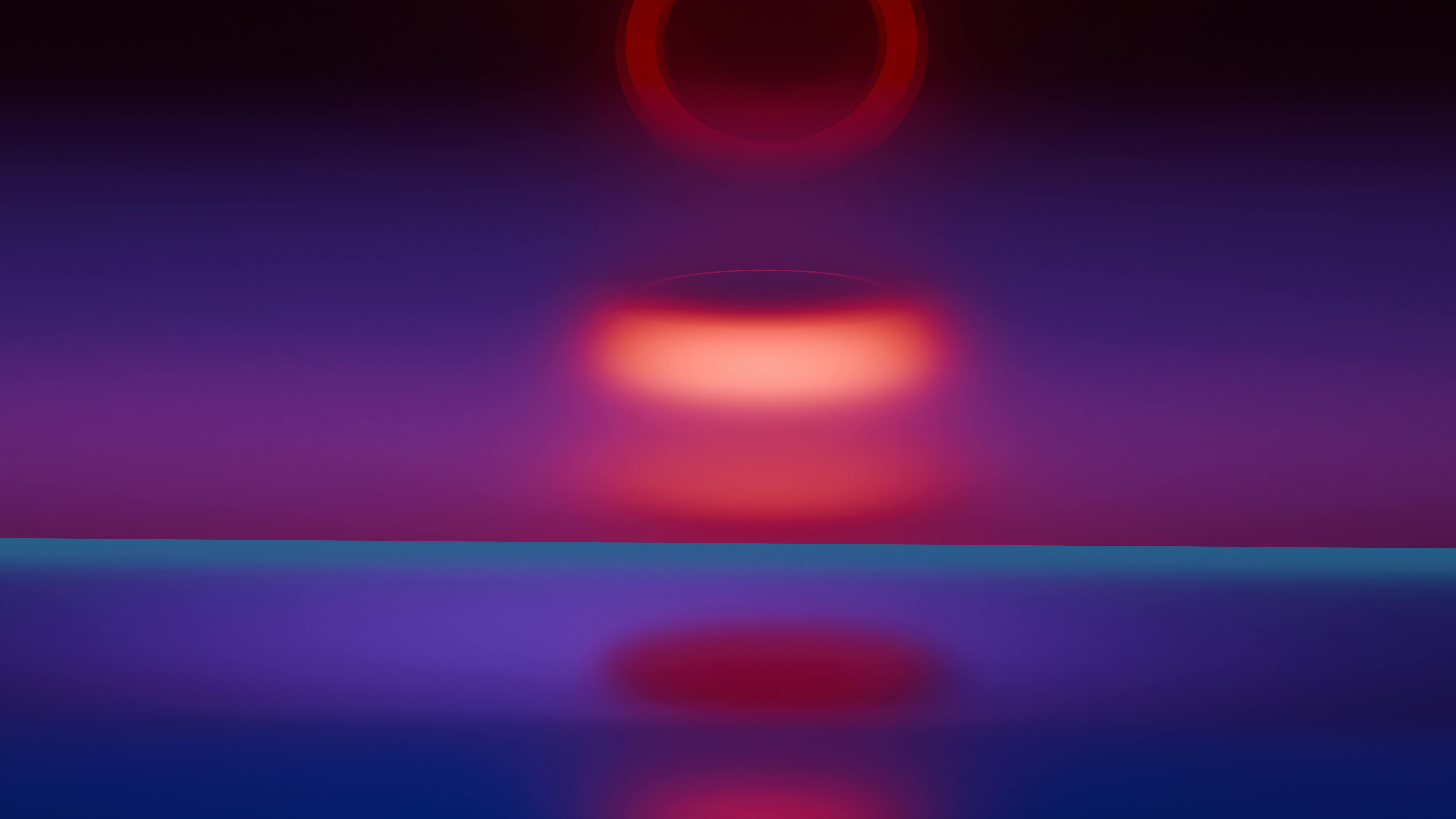 Gratis Una vívida obra de arte abstracta digital que presenta un prisma brillante con efectos de luz de neón sobre un fondo degradado oscuro. Foto de stock