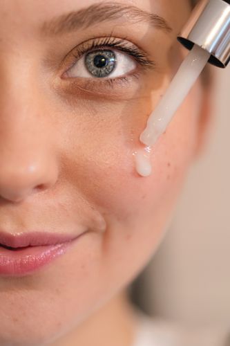 Mujer aplicando sérum de vitamina C