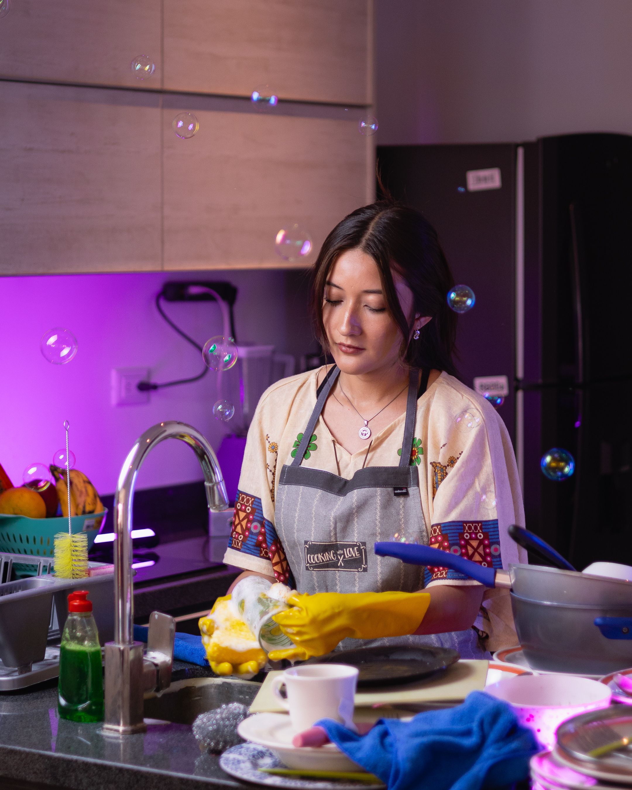 Cocinar y lavar platos a la vez: lo que tu cerebro revela sobre ti