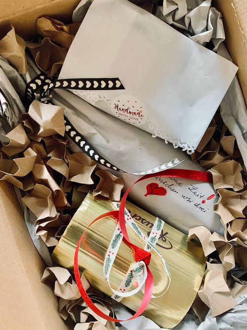 Free Artistic gift presentation with ribbons, tags, and packaging materials. Stock Photo