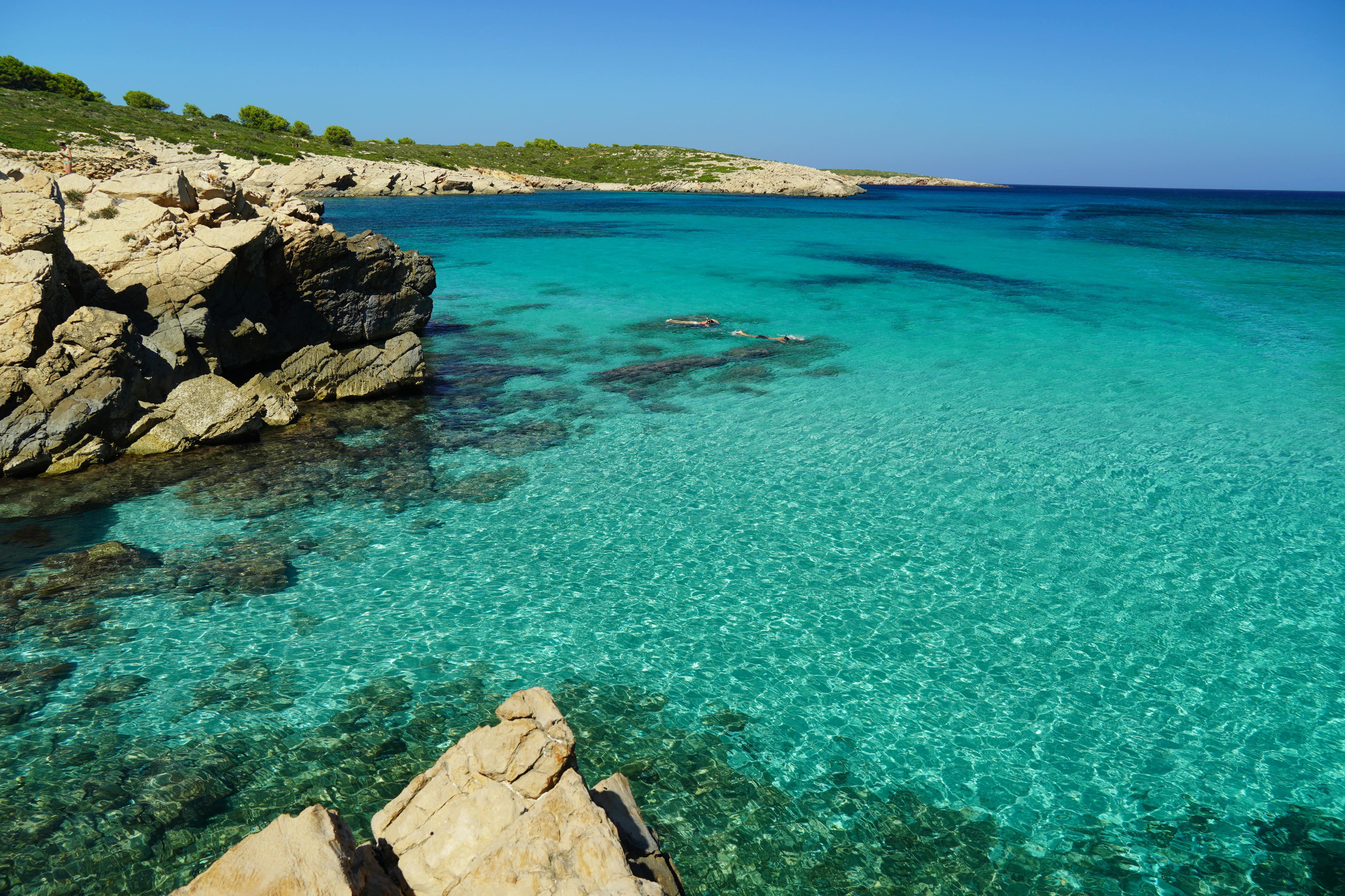 Klares blaues Wasser einer europäischen Inselbucht