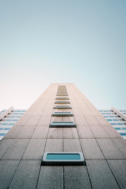 Photo à Faible Angle D'un Bâtiment En Béton Sous Un Ciel Clair