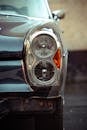 古董车大灯的特写，展现了经典设计与镀铬饰面