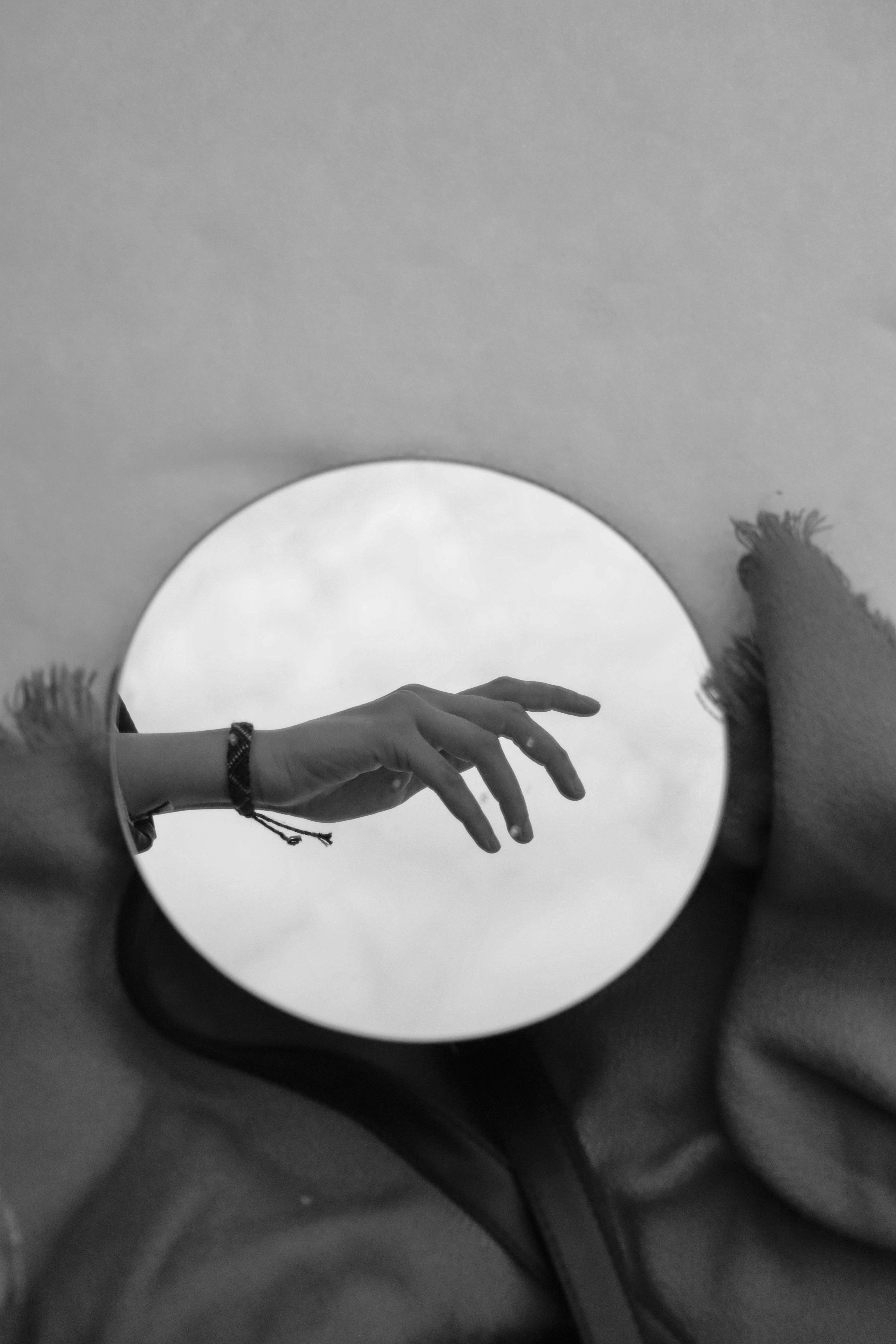 무료 거울에 비친 손의 우아한 흑백 이미지로 미니멀한 스타일을 선보입니다. 스톡 사진