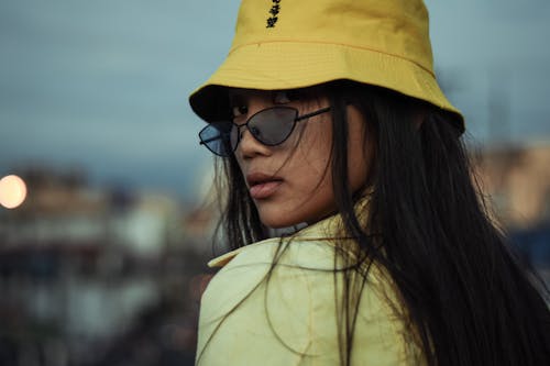 Mulher Usa Chapéu Amarelo