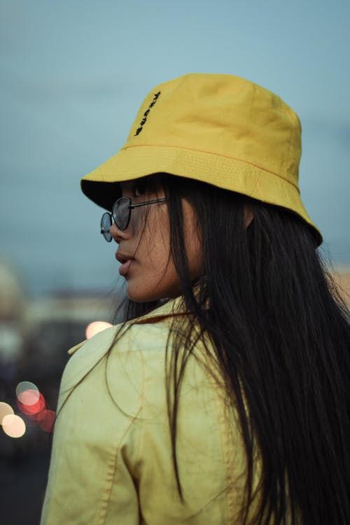 Wanita Berkacamata Mengenakan Topi Ember Kuning