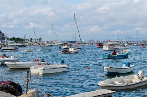 Free A vibrant harbor with various boats on a calm, cloudy day showcasing maritime charm. Stock Photo