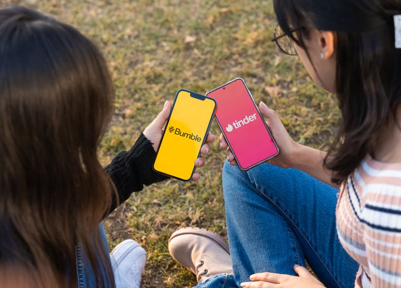 Online dating: starting a conversation on a niche platform