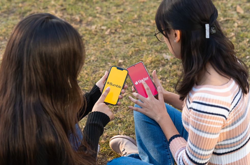Online dating: starting a conversation on a niche platform