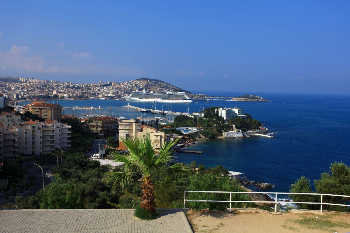 Aydınlatmalı logolu Sundial Travel Agency vitrini · Kuşadası liman bölgesi