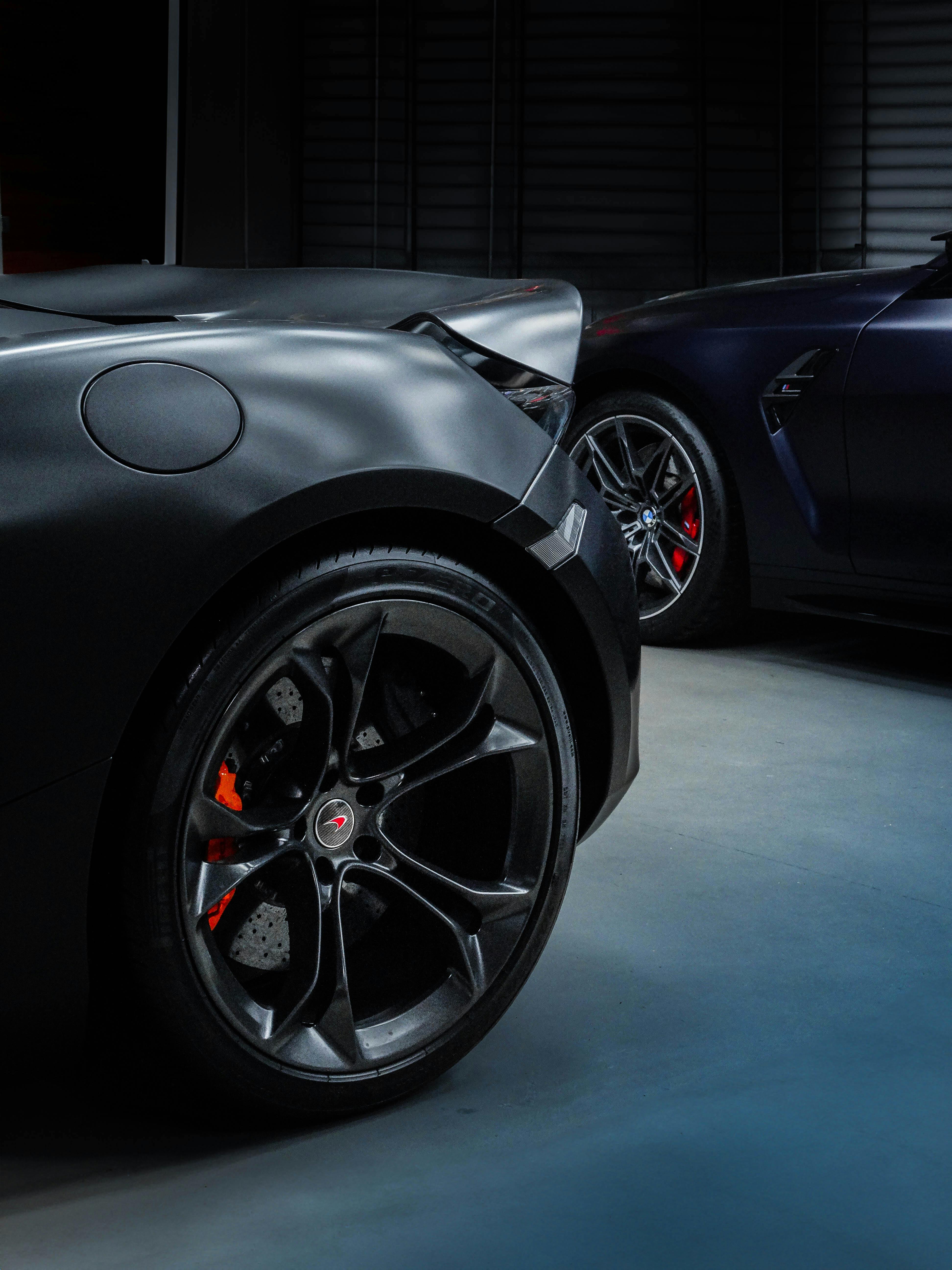 Collection de voitures de sport dans un garage dimly lit — Driver's Lab