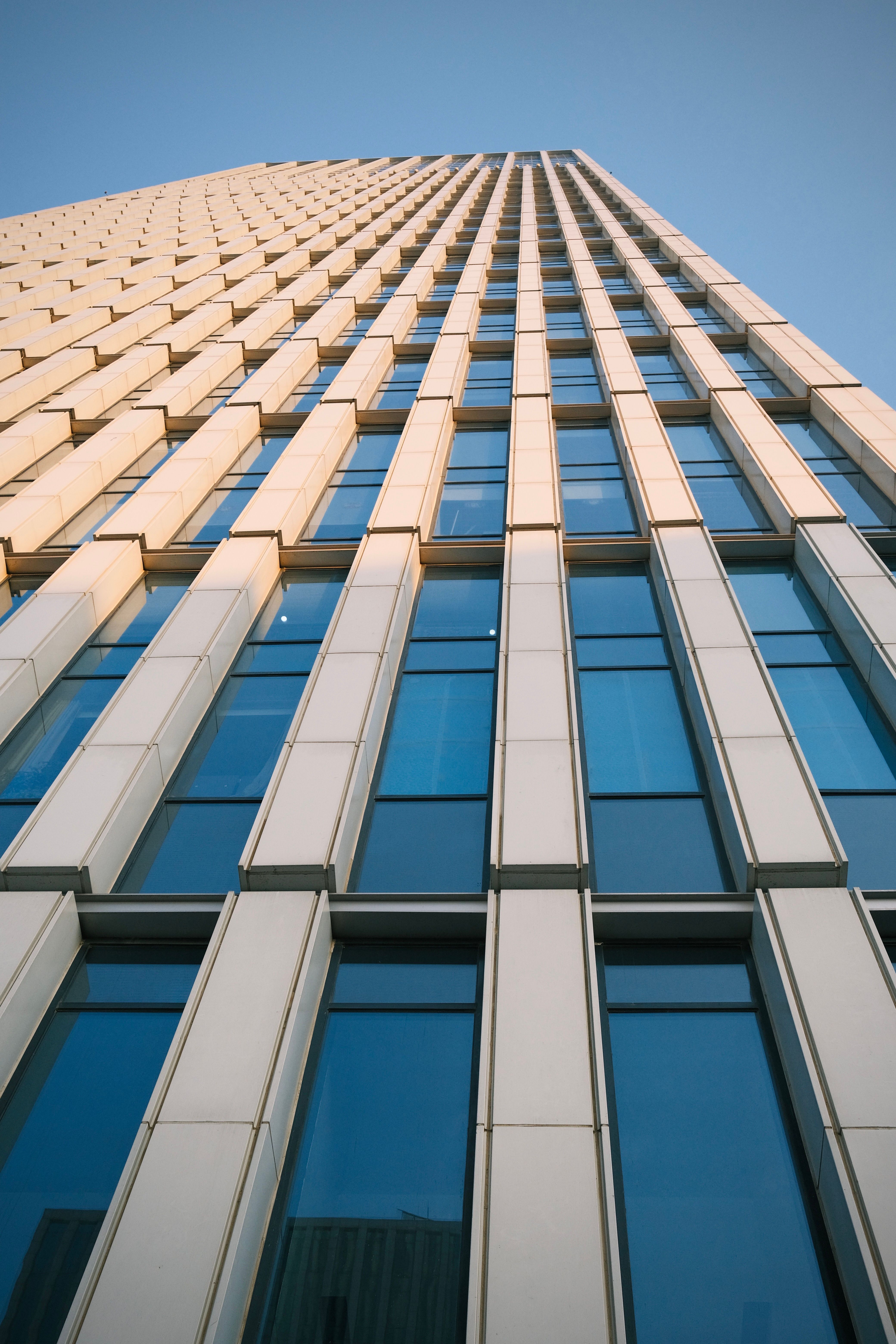 Modern Skyscraper with Reflective Glass Windows · Free Stock Photo