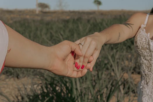 A close-up of an engaged couple holding hands outdoors in Presidente Prudente, São Paulo.