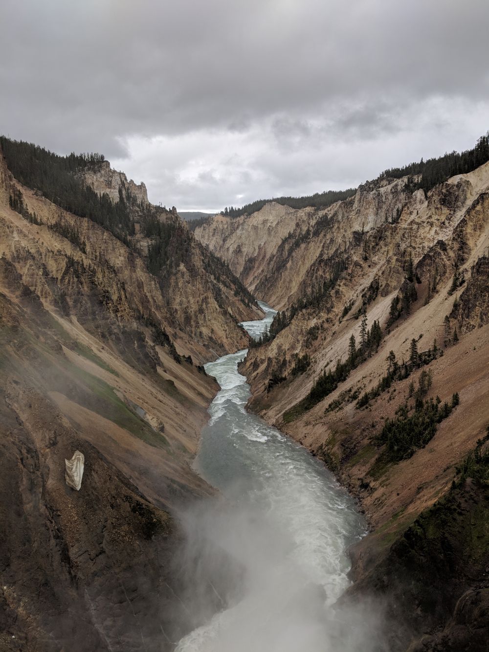 Grand Canyon of Yellowstone con el río Yellowstone entre paredes amarillas y bruma rising