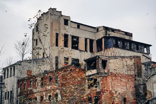 Free A striking view of a dilapidated building showcasing urban decay and architectural history. Stock Photo
