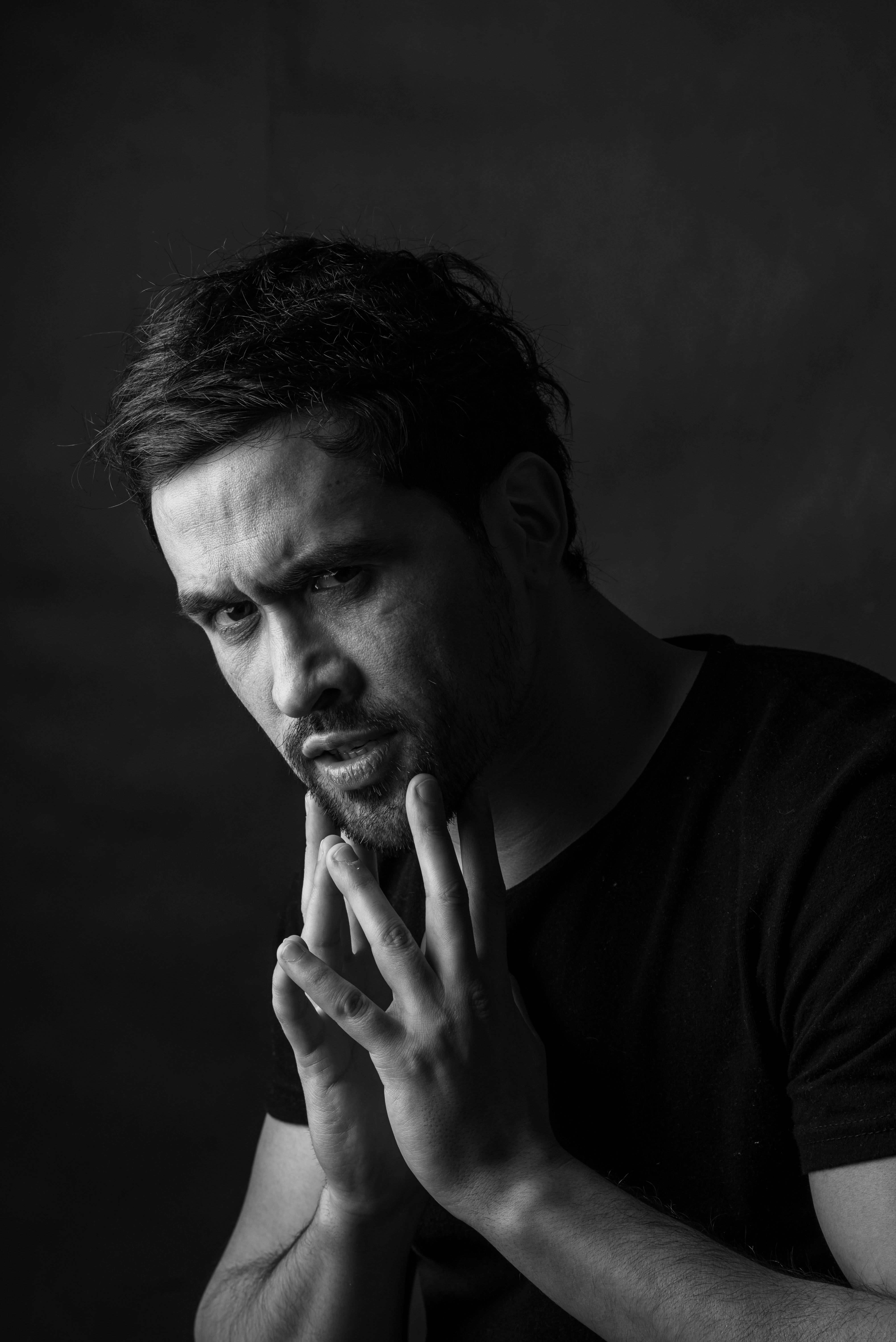 Portrait Noir Et Blanc Réfléchi D'un Homme · Photo gratuite