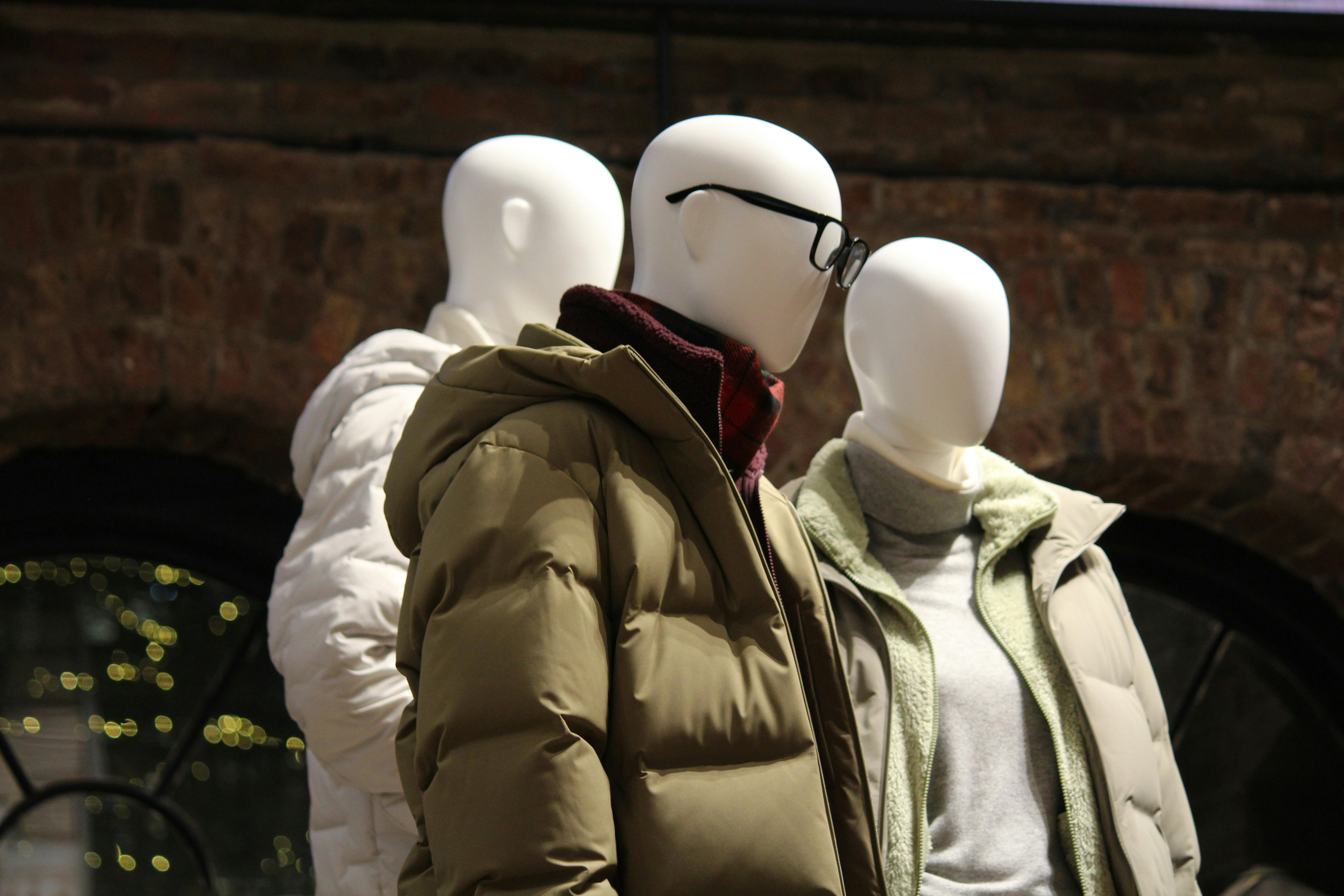 Retailers setting up modular display solutions in a mall