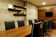 这间配有皮椅和木制装饰的会议室十分优雅，是举办会议的理想场所