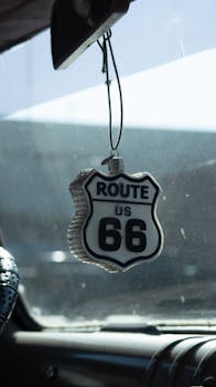 车内挂着66号公路标志，象征着经典的公路旅行体验
