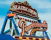 游乐园里展示着丰富多彩的复古风格标牌，传递出经典的户外乐趣与娱乐氛围