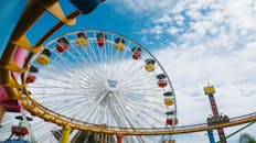 太平洋公园里，五颜六色的摩天轮和过山车映衬在蓝天背景下