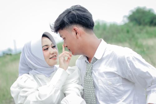 Free Young couple enjoying a playful moment outdoors, showcasing love and affection. Stock Photo