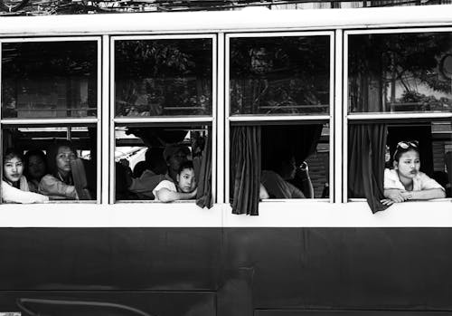 Foto En Escala De Grises De Personas Dentro Del Autobús