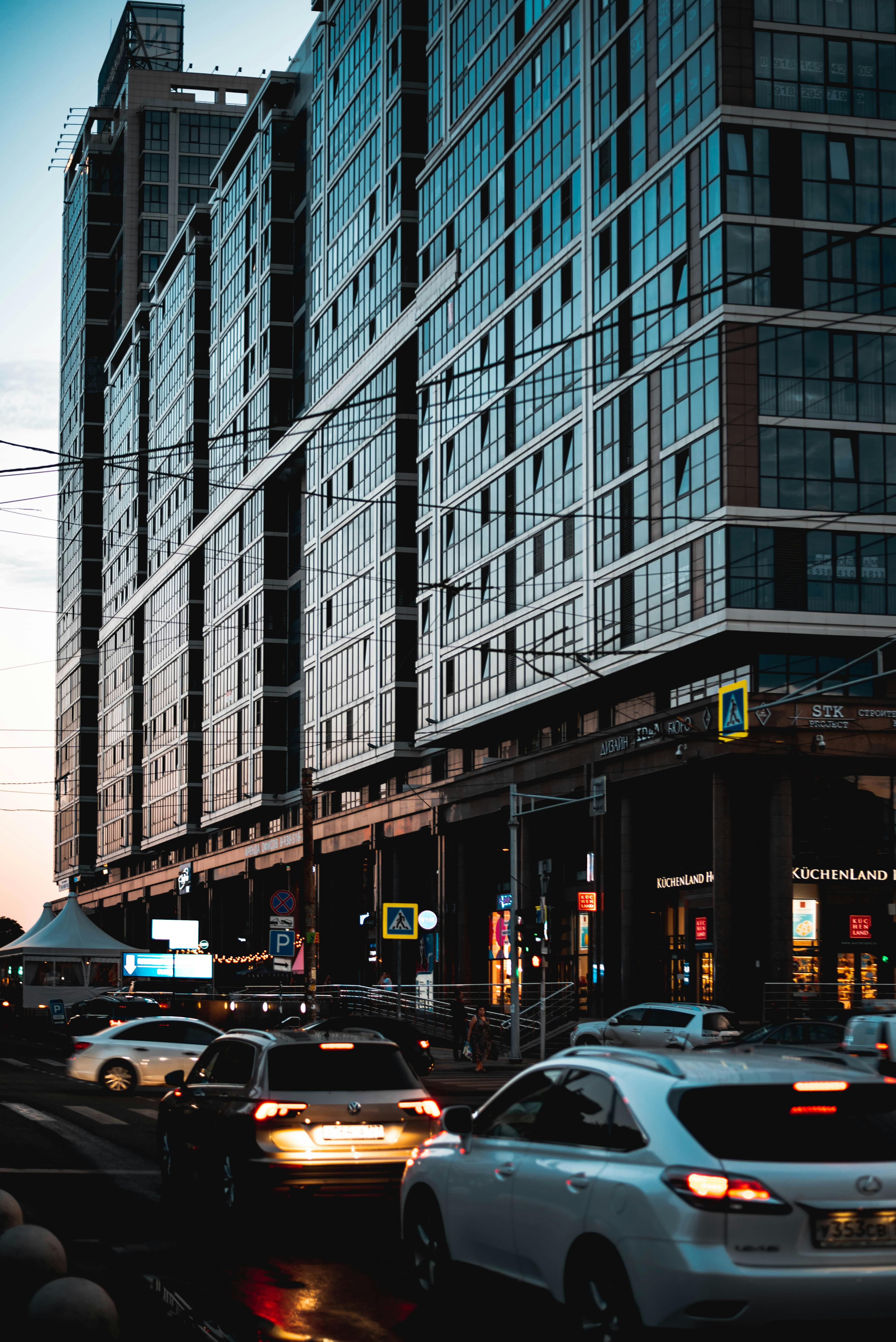 黄昏时分，繁忙的城市街景中，现代建筑与交通交织