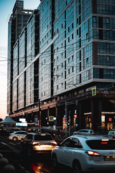 黄昏时分，繁忙的城市街景中，现代建筑与交通交织