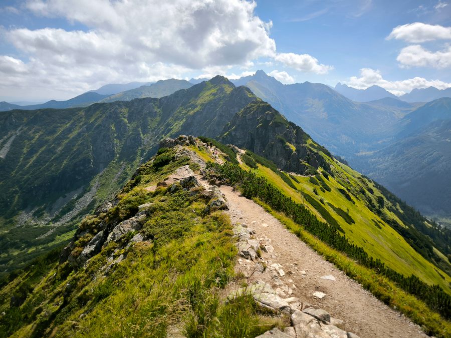 Turistická stezka vedoucí po otevřeném hřebeni tatranských hor