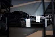 现代精品店的货架上，整齐地折叠着时尚的服装