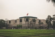 越南国会大厦位于河内，可看到越南国旗