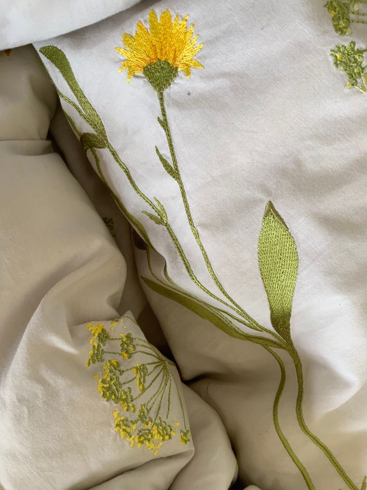 Zarte Blumenstickerei auf Stoff