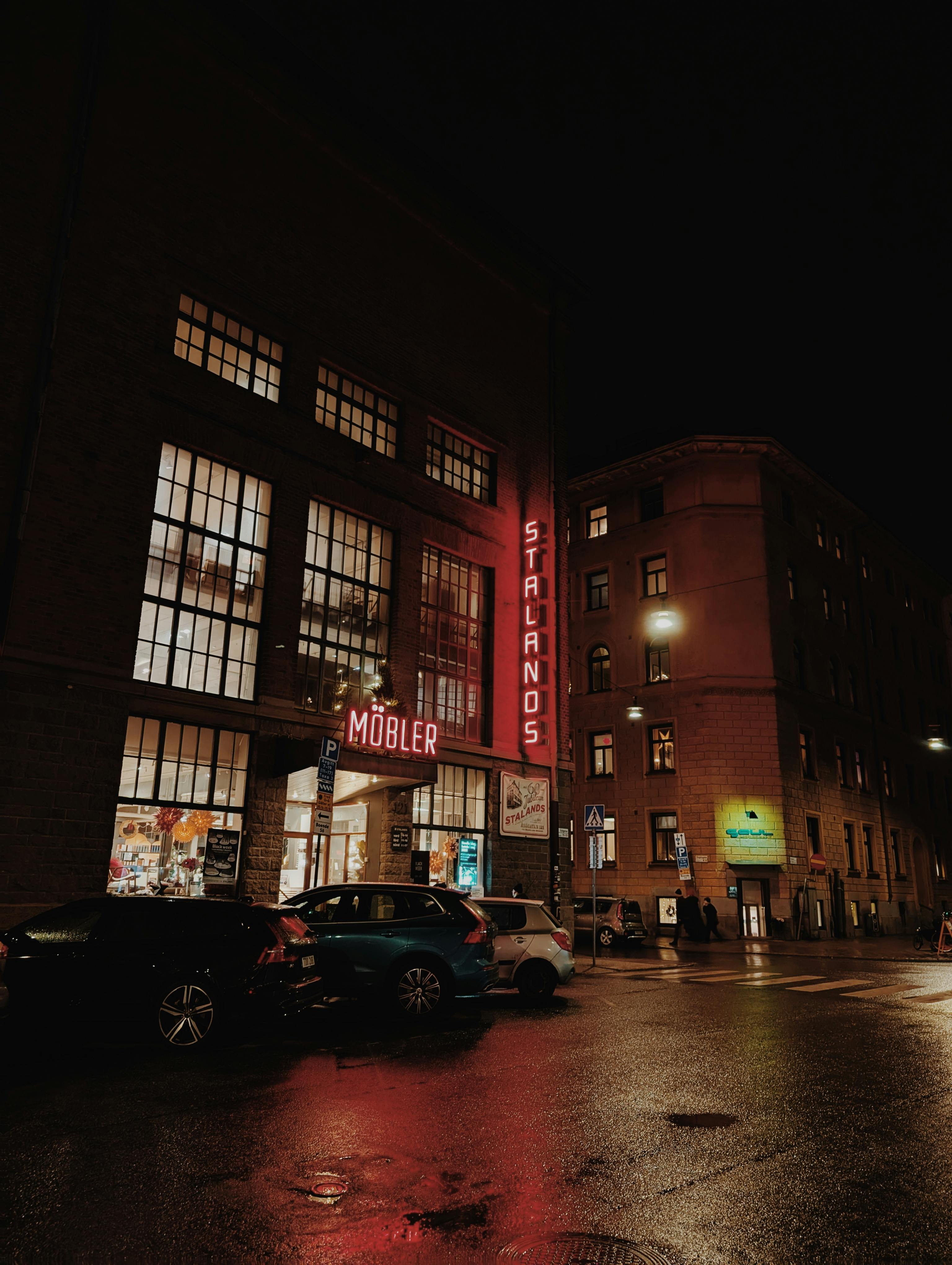 Ücretsiz Geceleri Stockholm'ün büyüleyici sokaklarını, hoş bir ambiyansla aydınlatılmış halde keşfedin. Stok Fotoğraflar