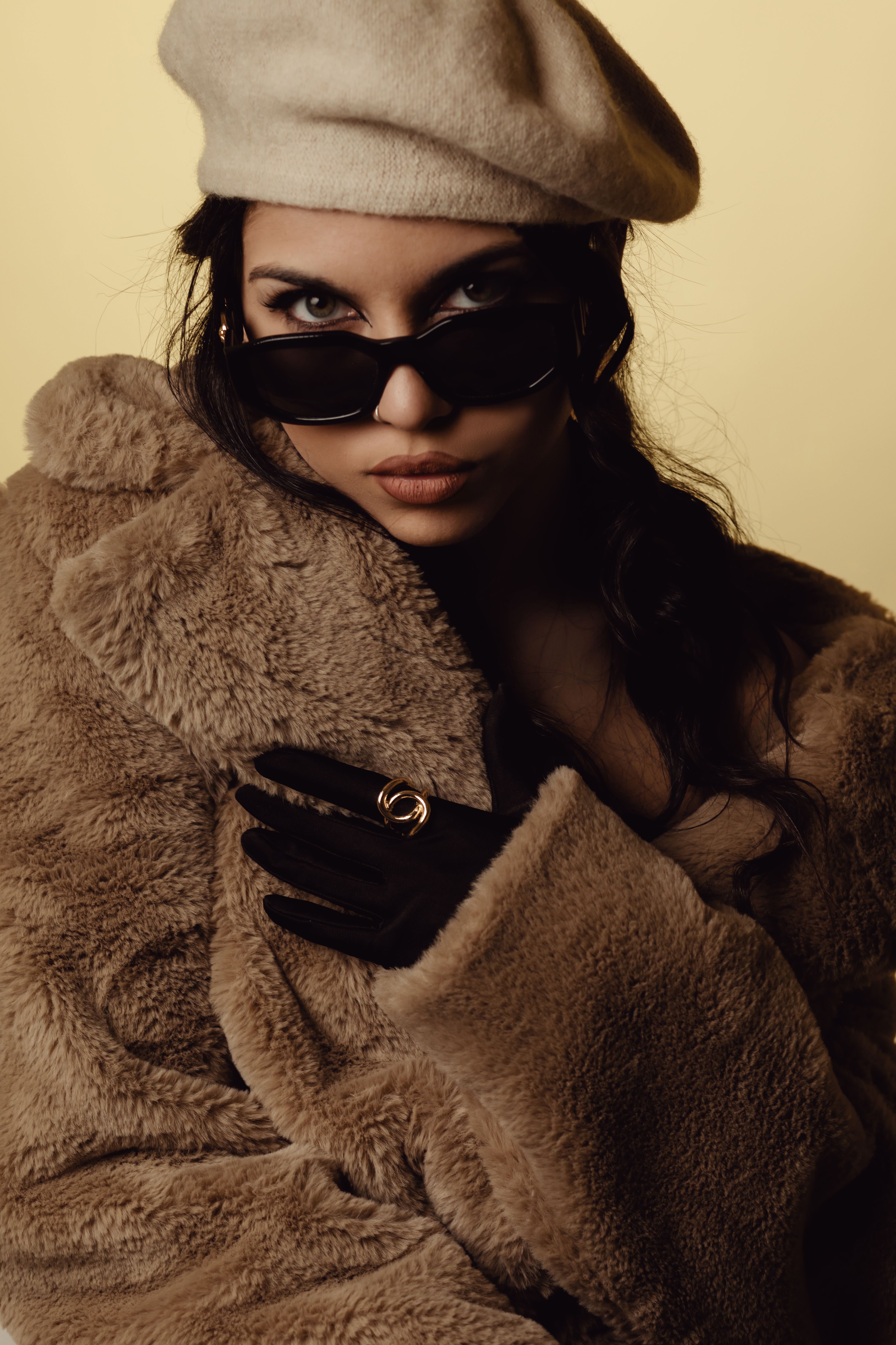 Mujer Elegante Con Abrigo De Piel Y Boina Con Gafas De Sol · Foto de ...