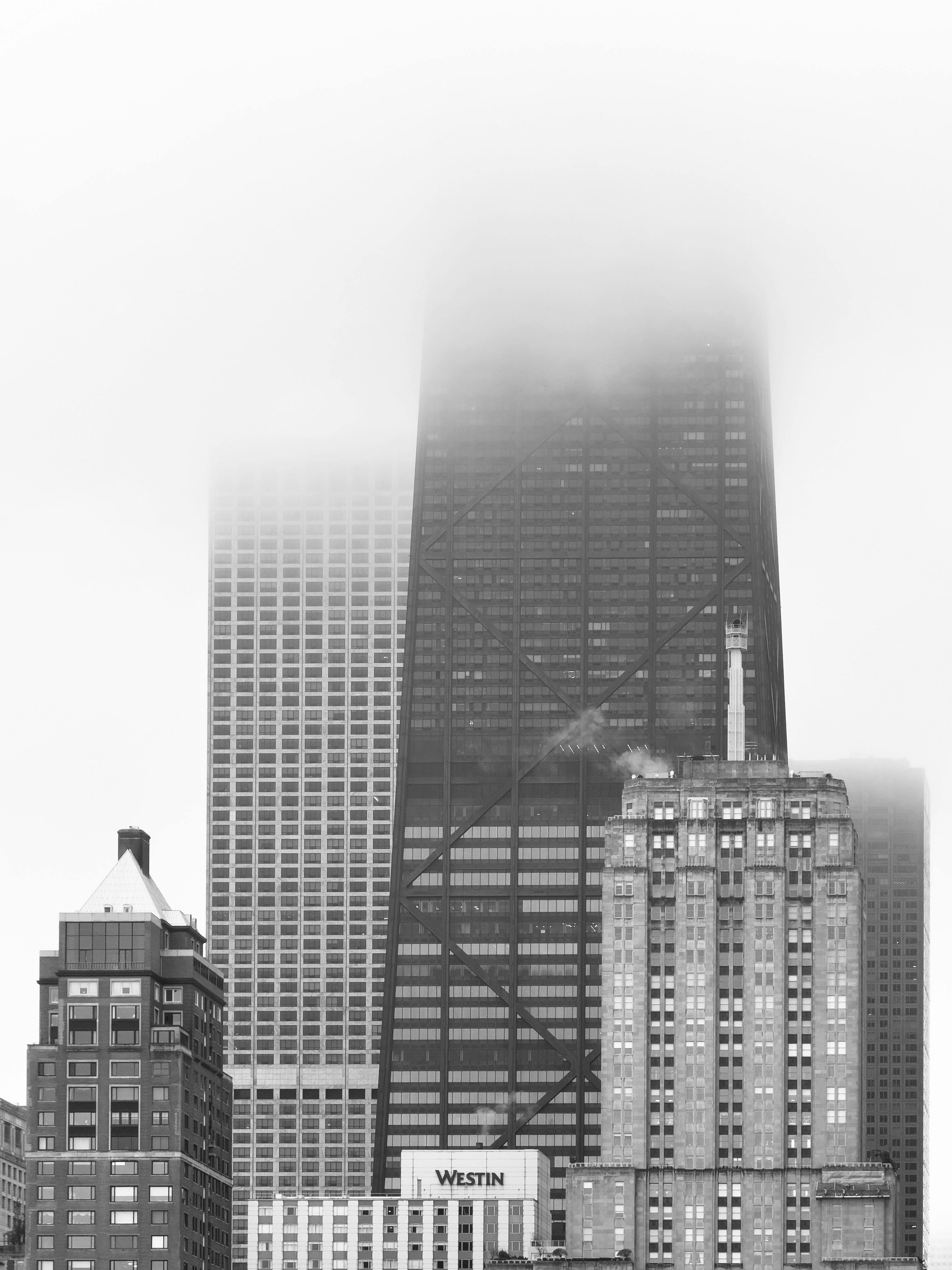 gratis Zwart-witfoto van wolkenkrabbers in Chicago gehuld in dichte mist. Stockfoto