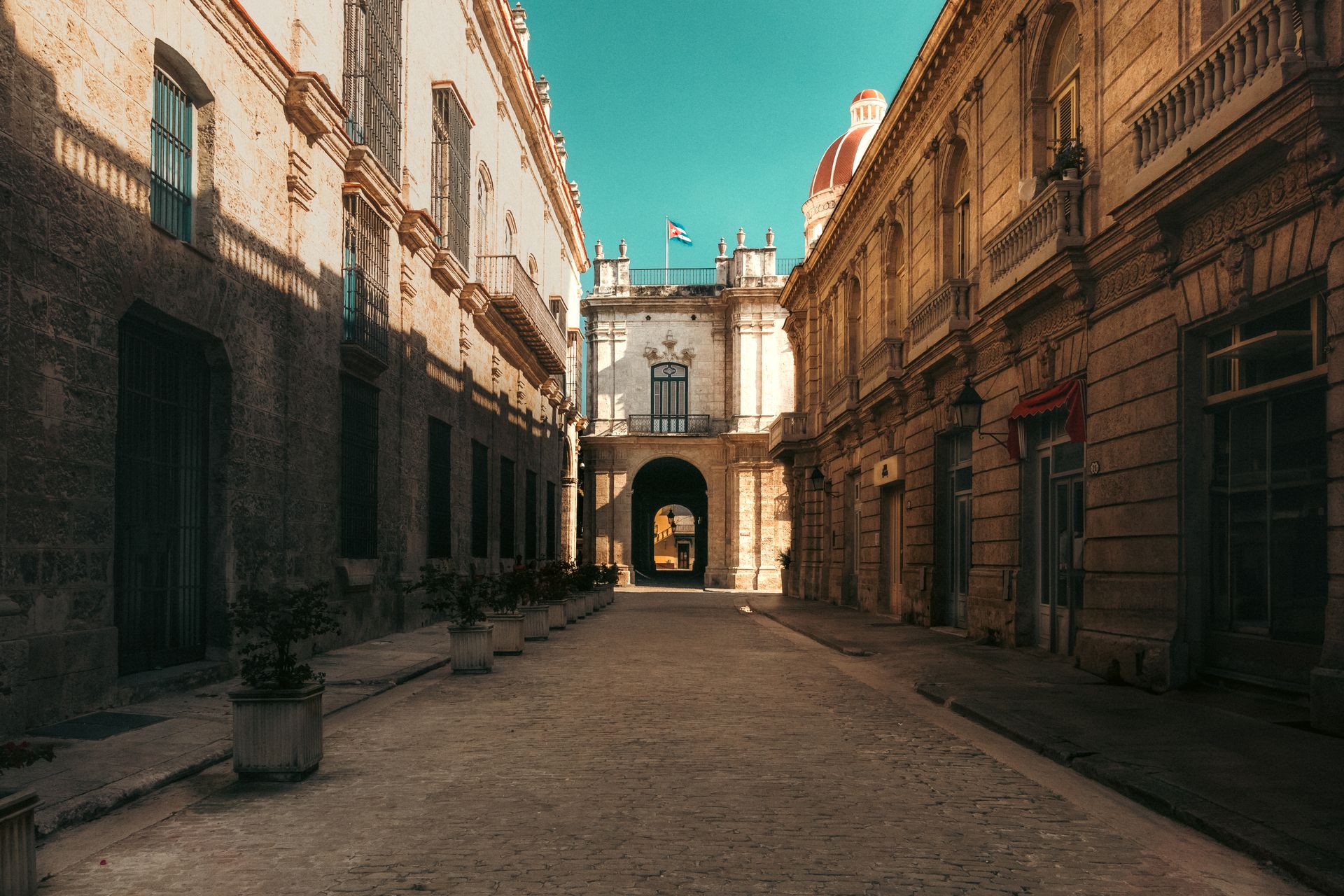 Una calle de edificios históricos en la habana vieja