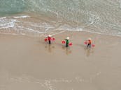 越南渔民在海安海滩上，头顶圆锥形帽子，俯瞰着他们的工作区域