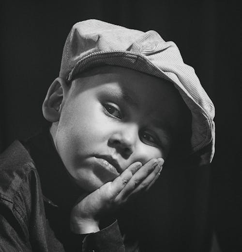 一個男孩的黑白照片