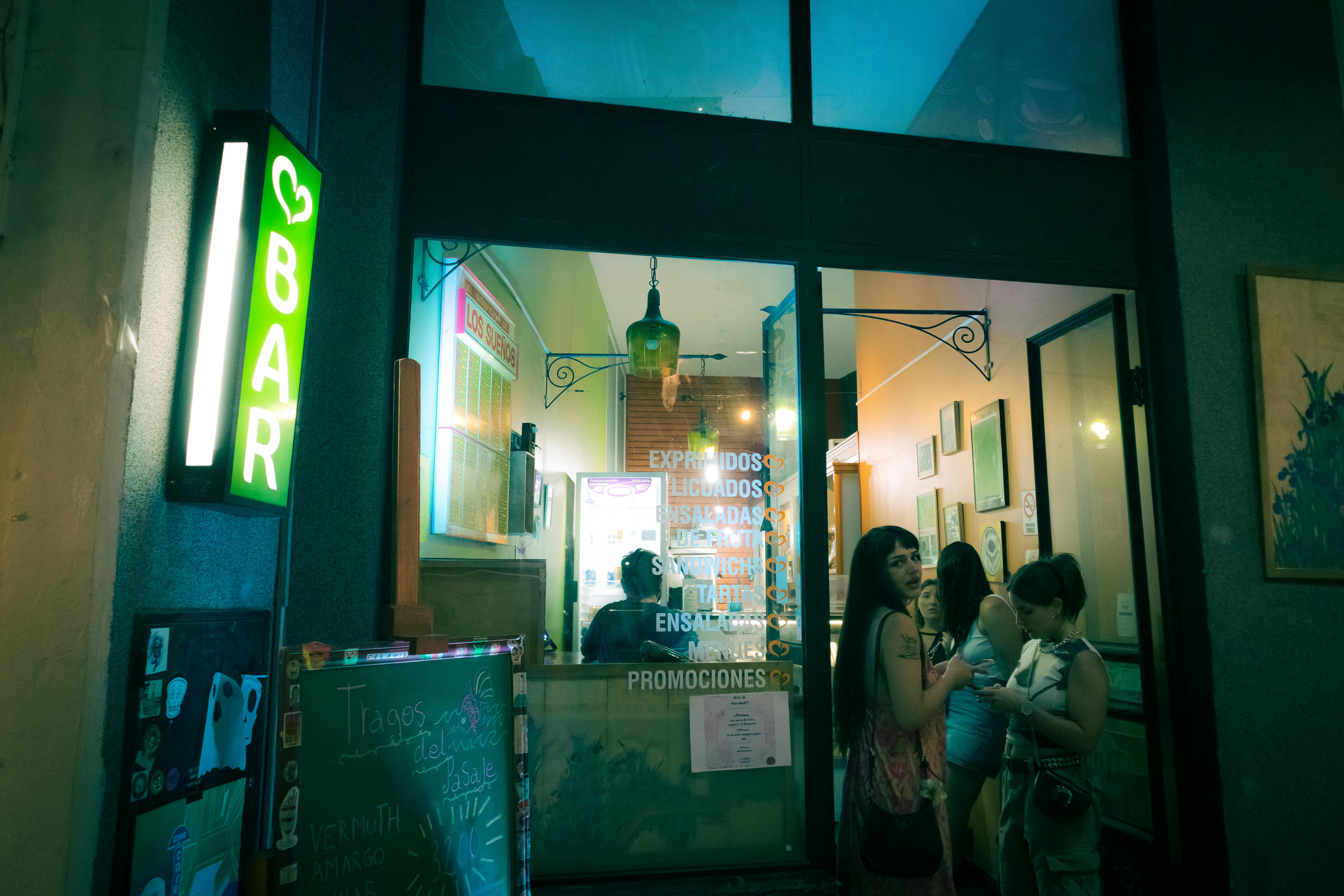 De franc Vista de la gent fora d'un bar animat a Rosario, Argentina, a la nit. Foto d'estoc