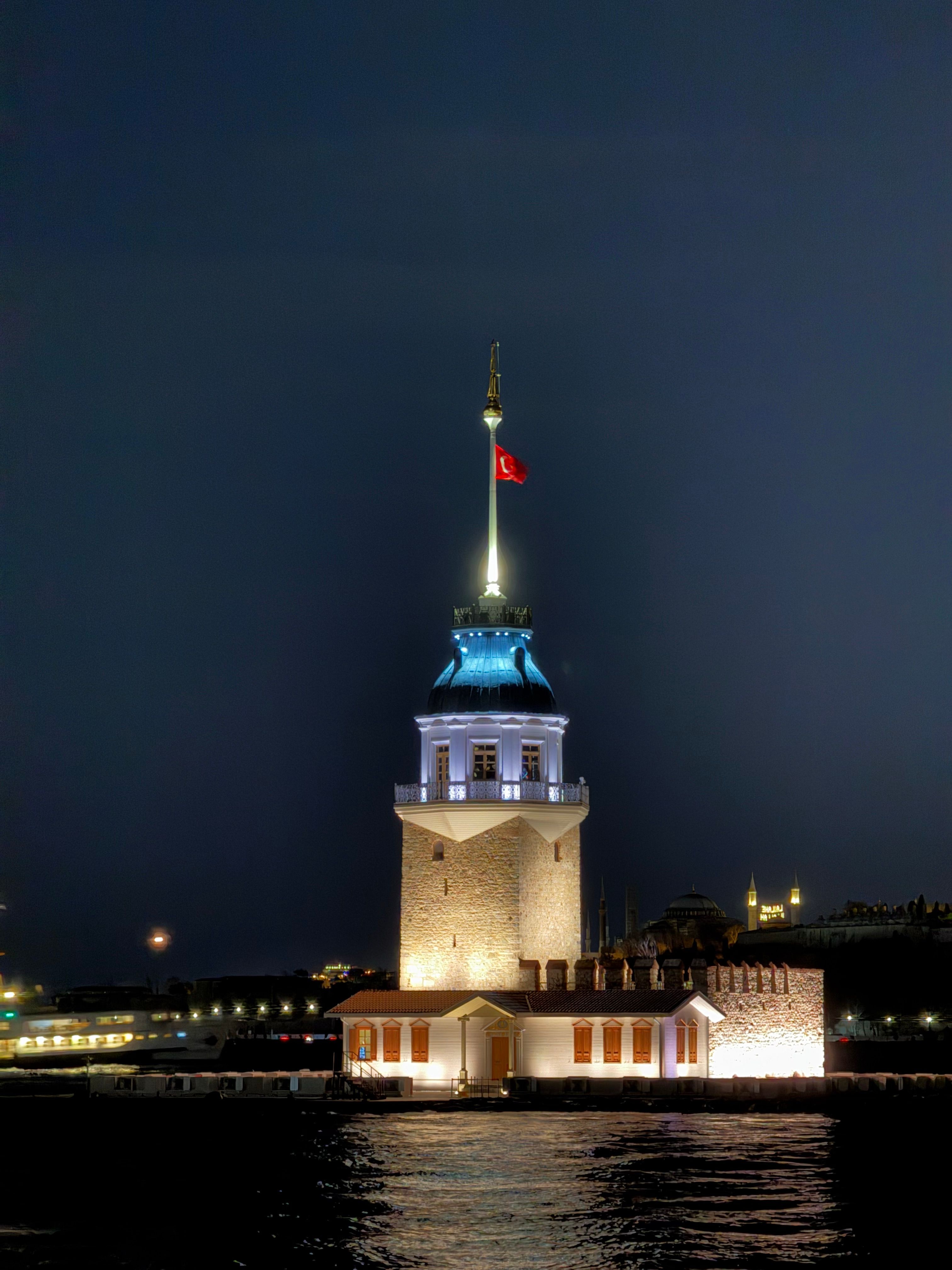 İstanbul'da Geceleri Kız Kulesi Aydınlatıldı · Ücretsiz Stok Fotoğraf