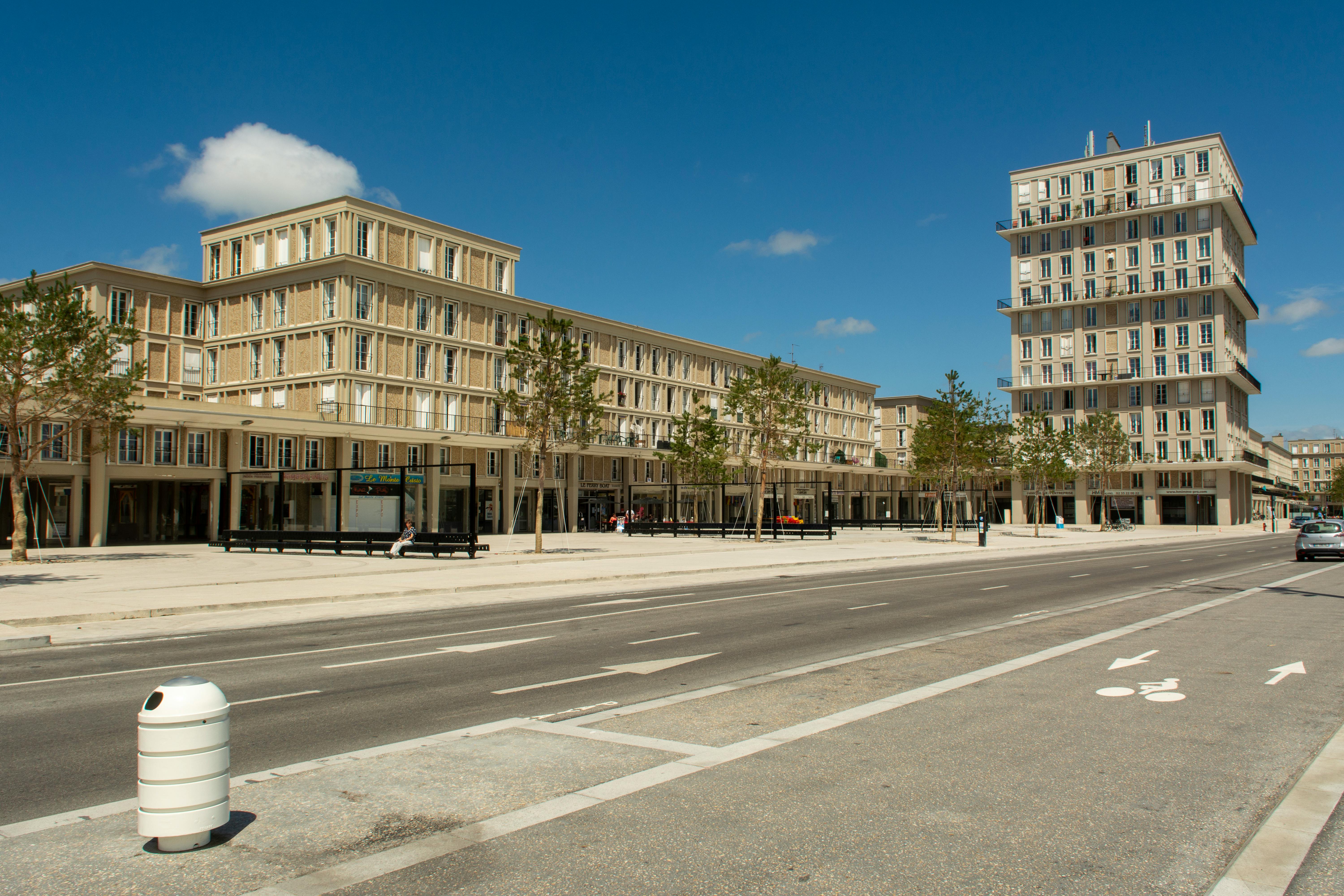 Bâtiments contemporains au Havre, en Normandie, sous un ciel bleu clair.